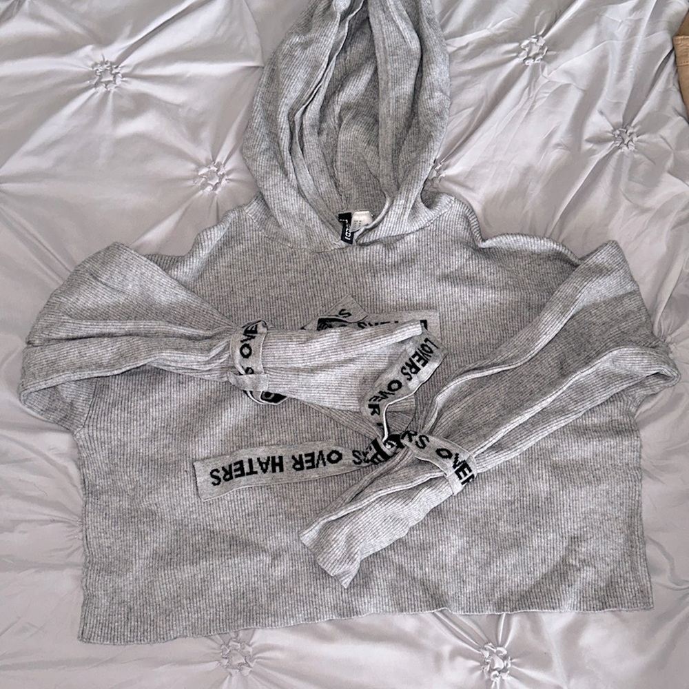 DIVIDED HOOD NEW WITHOUT TAGS!!! NICE FASHION